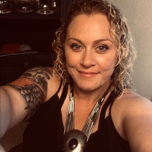 Meet your Posher, Kendall - Picture 1 of 1